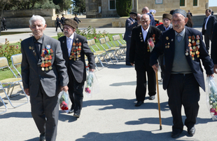 Azərbaycan ictimaiyyəti Qələbə Gününü qeyd edir. Azərbaycan, Bakı, 9 may 2016